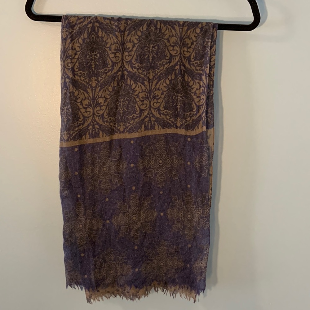 Flowy and light scarf